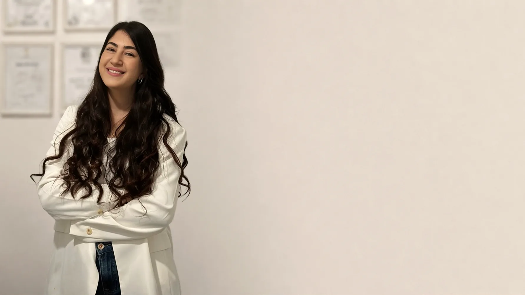 דפנה סייאס בקליניקה, על הקיר מאחוריה תעודות ההסמכה שלה